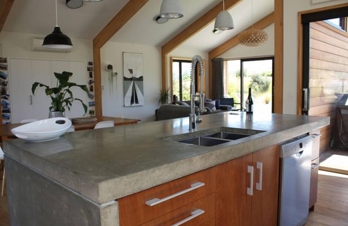 Jacks Point House | Modern Family Home - available long weekends and school holidays!