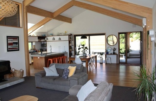 Jacks Point House | Modern Family Home - available long weekends and school holidays!