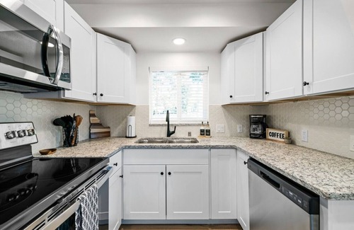 Veterans Park House | Modern family home with loft near foothills