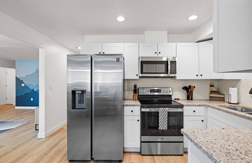 Veterans Park House | Modern family home with loft near foothills