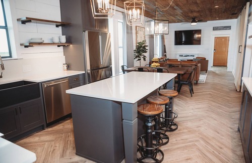 Manor House | Modern Farm w/2 Kings: 20 min to Austin, COTA-Tesla
