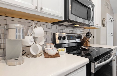 Auburn House | Modern Farmhouse in Charming Neighborhood Walking Distance to Downtown
