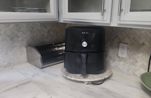 Tulare House | Modern Farmhouse style 3-bedroom house with EV charger/WiFi in welcoming Tulare