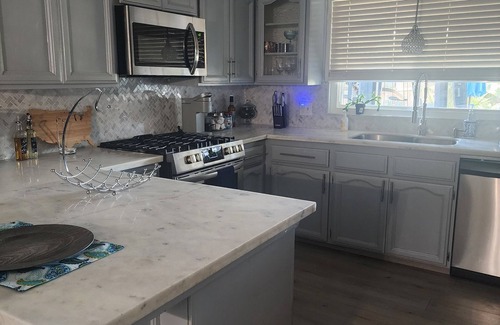 Tulare House | Modern Farmhouse style 3-bedroom house with EV charger/WiFi in welcoming Tulare