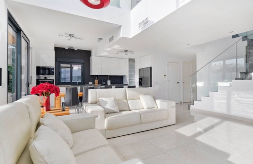 Los Cuarteros Villa | Modern house near beach,10 people, BBQ, own pool with spa/jet/cascade & top host