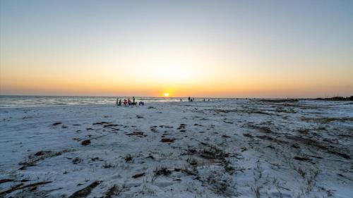 West Bradenton House | Modern home - 3K sqft - 5BR & 11 beds - brand new HOT TUB - 6 miles to AMI beaches