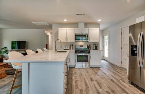 Redding House | Modern Home Bright Spacious Full Kitchen Garage