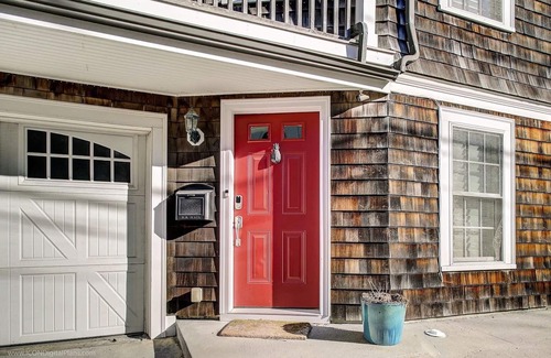 Off Broadway House | Modern home in heart of historic Newport! 2 car garage & central AC!