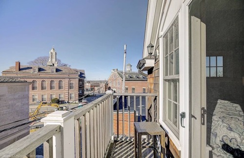 Off Broadway House | Modern home in heart of historic Newport! 2 car garage & central AC!