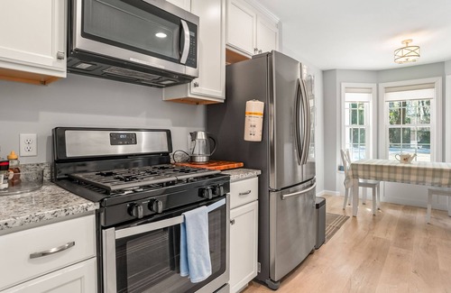Mossy Oaks House | Modern home near historic downtown and Port Royal town beach. Pet friendly!