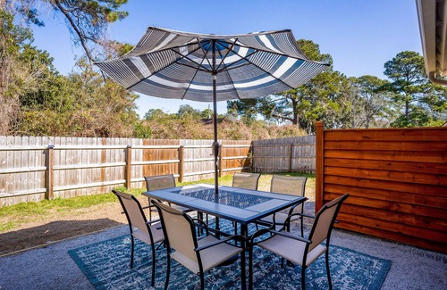 Mossy Oaks House | Modern home near historic downtown and Port Royal town beach. Pet friendly!
