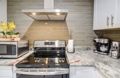 Hattiesburg House | Modern home with 5 bedrooms 2.5 bathroom and 2 full kitchens.