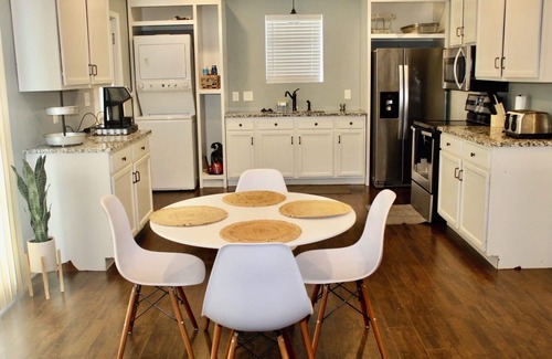 Dacula House | Modern & Homely Basemant with private entrance/king bed