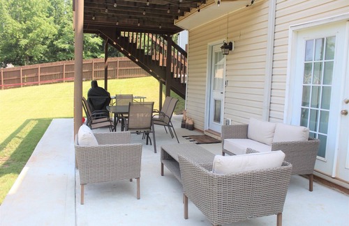 Dacula House | Modern & Homely Basemant with private entrance/king bed