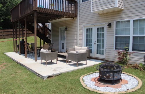 Dacula House | Modern & Homely Basemant with private entrance/king bed