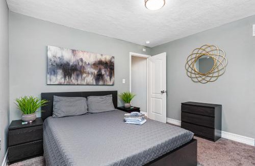 Safety Harbor Apartment | Modern House in Clearwater with access to a Shared Swimming Pool