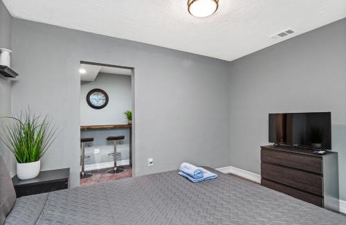 Safety Harbor Apartment | Modern House in Clearwater with access to a Shared Swimming Pool