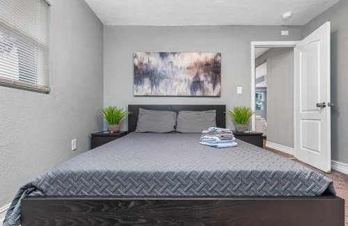 Safety Harbor Apartment | Modern House in Clearwater with access to a Shared Swimming Pool