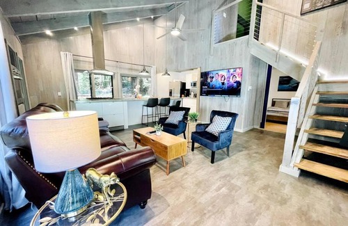 Occidental House | Modern House w. Fast Internet in 1 Acre Land