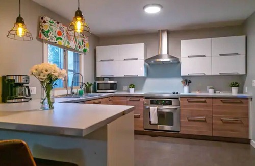 Columbus House | MODERN INTERIOR, 4 Bed 2.5 Bath Home, Close to Shopping, Entertainment and more!