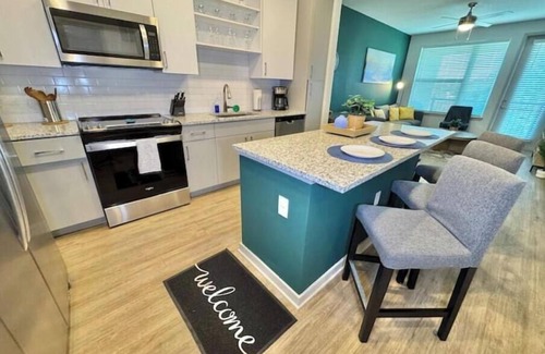 Southside Apartment | Modern King Bed Deerwood Pool Gym Downtown Jax I95