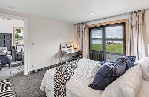 Suamico Cottage | Modern Lakefront Cottage Minutes From Green Bay!