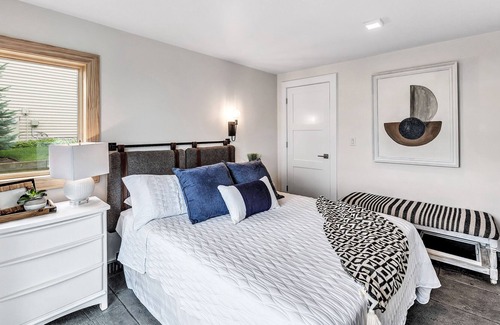 Suamico Cottage | Modern Lakefront Cottage Minutes From Green Bay!