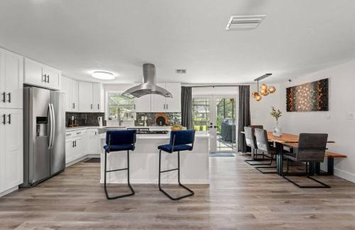 Lutz Villa | Modern Lakefront Pool Home