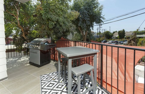 Venice House | Modern Loft Rooftop Deck Venice Beach Studio Bedroom Apts by RedAwning