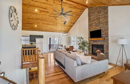 Logan Cabin | Modern Log Cabin, Hot Tub, 5 Mins to Winery/Brewery!