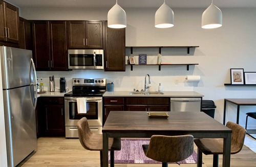 Brown Deer Apartment | Modern Luxe 1BR Apt with Gym, Pool, and Parking