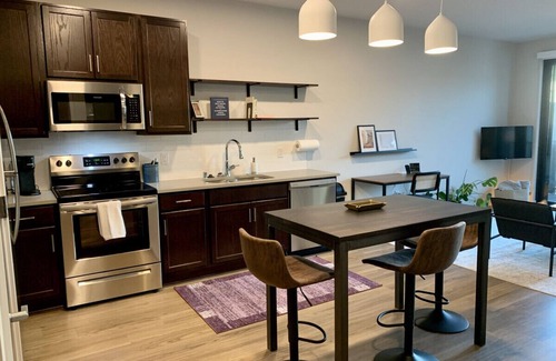 Brown Deer Apartment | Modern Luxe 1BR Apt with Gym, Pool, and Parking