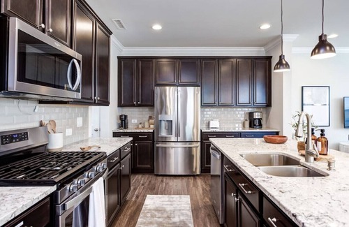 Cary Apartment | Modern Luxe Oasis | 5* Location, Pool, Gym, Pets OK