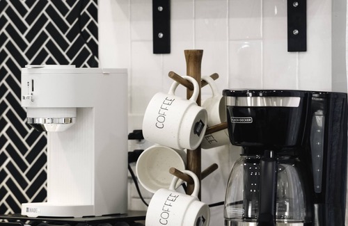 Charlotte House | Modern/Luxe style with 2 Master en Suites-Fenced in Custom Home In SouthPark!