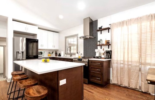 Charlotte House | Modern/Luxe style with 2 Master en Suites-Fenced in Custom Home In SouthPark!