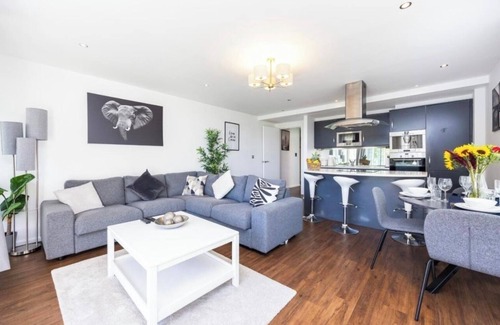 Docklands Apartment | Modern Luxury 2-Bedroom Flat in London Excel