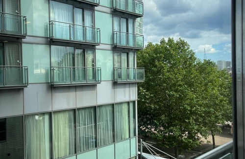 Docklands Apartment | Modern Luxury 2-Bedroom Flat in London Excel