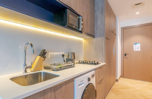 Al Sufouh 1 Apartment | Modern Luxury Flat With Fast Wi-Fi (50Mbps) & Free Parking