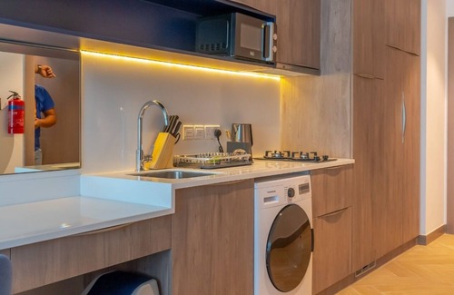 Al Sufouh 1 Apartment | Modern Luxury Flat With Fast Wi-Fi (50Mbps) & Free Parking