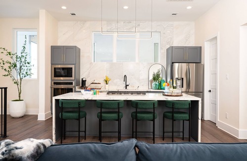 Washington Ave./ Memorial Park House | Modern Luxury Midterm & Long Stays 30+ Nights