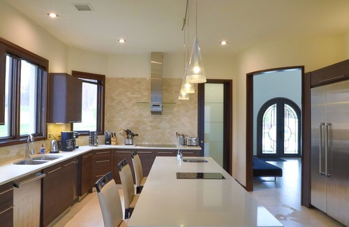 Town of Orangetown House | Modern Mansion Near NYC, Airports, Restaurants, Activities, Shopping & More!