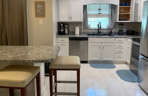 Cordova House | Modern Mansion with Pool Near Shopping , 6 Very Big Beds