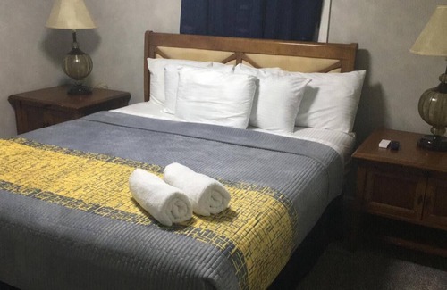 Cordova House | Modern Mansion with Pool Near Shopping , 6 Very Big Beds