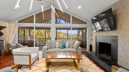 Denver House | Modern Masterpiece by AvantStay Waterfront Private Dock