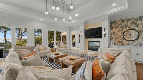 Denver House | Modern Masterpiece by AvantStay Waterfront Private Dock