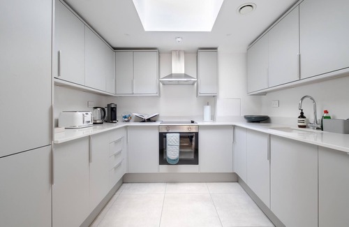 St James House | Modern Mayfair Townhouse by Buckingham Palace with AC. 3 Bedroom 3 Bathroom