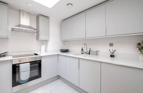 St James House | Modern Mayfair Townhouse by Buckingham Palace with AC. 3 Bedroom 3 Bathroom