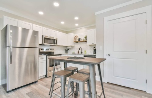 Helen House | Modern Minimalist Suite 101