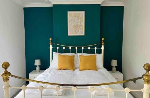 Ystradgynlais House | Modern Mountain Retreat in the Brecon Beacons