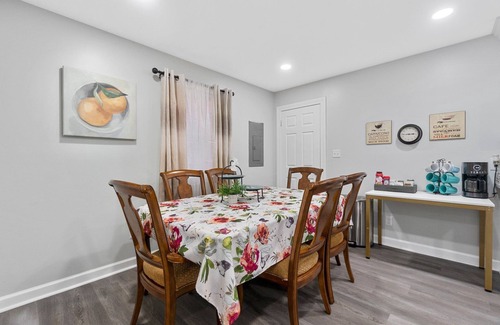 Portsmouth House | Modern Oasis- Downtown Luxury Stay, Spacious Cozy Home